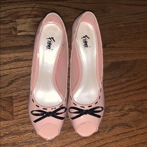 8.5 Pink Fiomi heels with bow